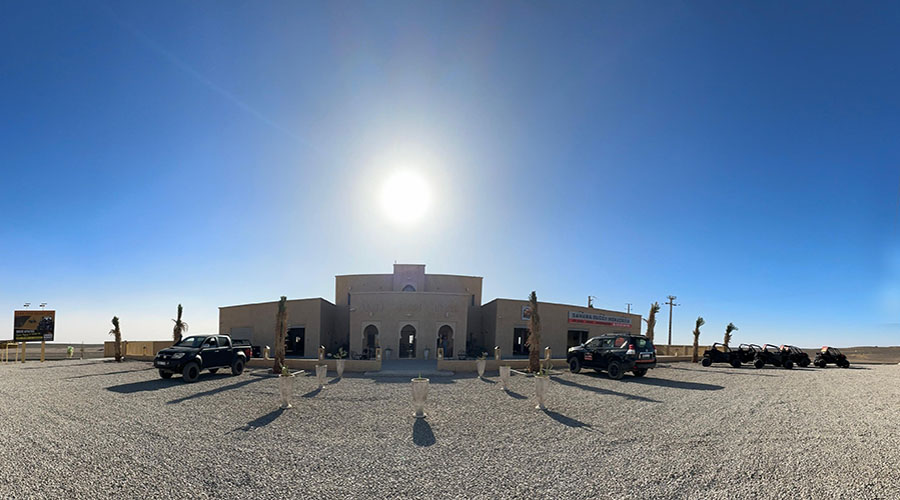 Vista panorámica del centro Sahara Buggy en Merzouga con buggies listos para la salida